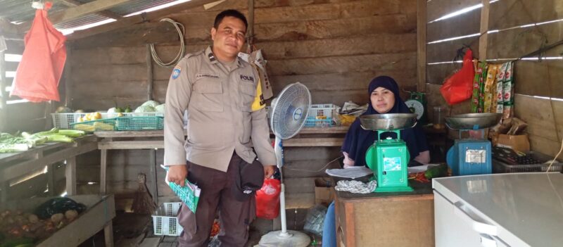 Polisi Kuala Behe Sambangi Warga Saat Ramadhan, Jaga Keamanan Wilayah