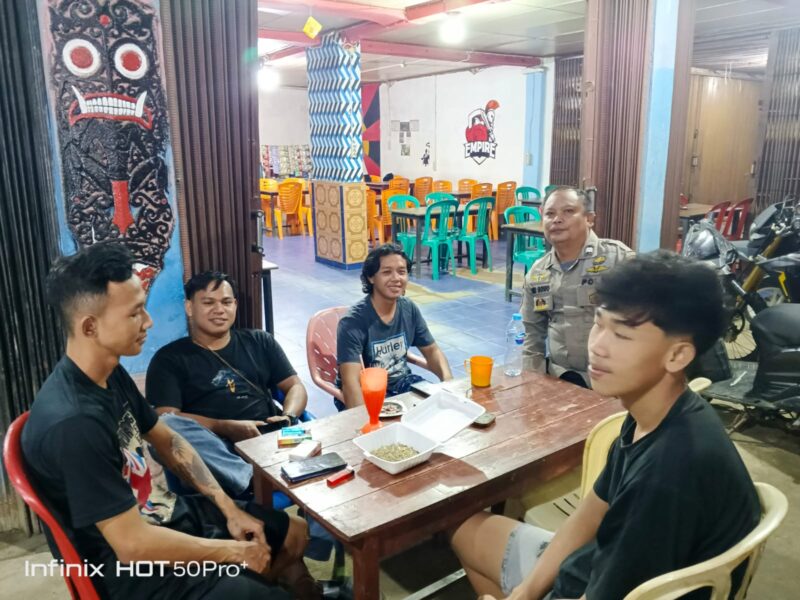 Polisi Sengah Temila Sapa Pemuda Saat Patroli Malam