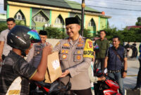 Polres Ketapang dan Wartawan Bagikan Takjil Gratis di Bundaran Kedondong Saat Ramadhan