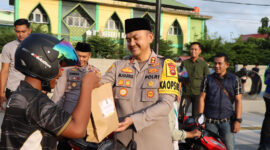 Polres Ketapang dan Wartawan Bagikan Takjil Gratis di Bundaran Kedondong Saat Ramadhan