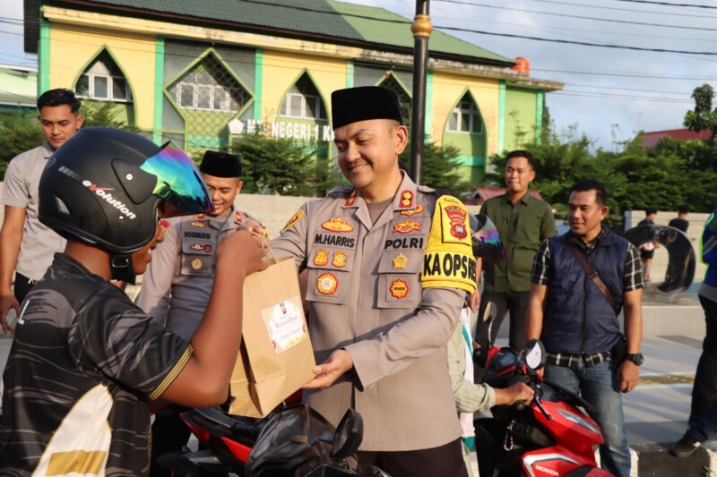 Polres Ketapang dan Wartawan Bagikan Takjil Gratis di Bundaran Kedondong Saat Ramadhan