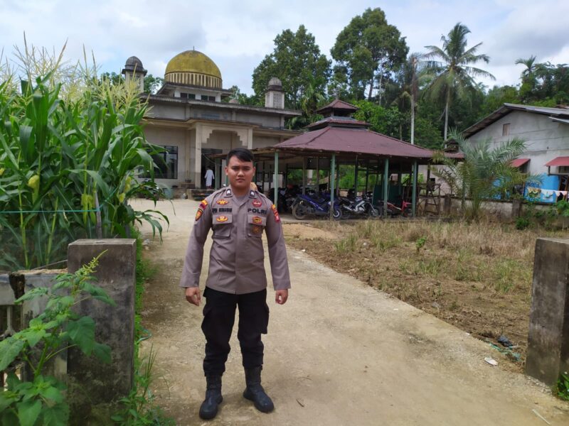 Polsek Mempawah Hulu Pastikan Ibadah Jumat Aman dan Kondusif