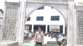 Personel Polsek Ngabang Pastikan Ibadah Jumat Aman dan Nyaman