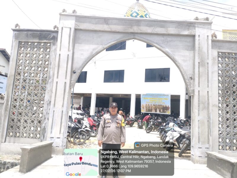 Personel Polsek Ngabang Pastikan Ibadah Jumat Aman dan Nyaman