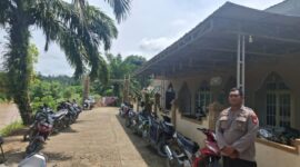 Personel Polsek Kuala Behe Pastikan Ibadah Jumat Aman