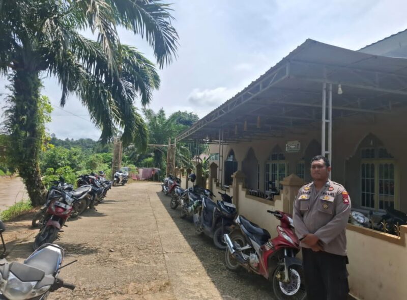 Personel Polsek Kuala Behe Pastikan Ibadah Jumat Aman