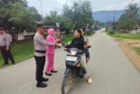 Polisi dan Bhayangkari Air Besar Bagi Takjil Gratis, Warga Sambut Antusias