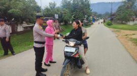 Polisi dan Bhayangkari Air Besar Bagi Takjil Gratis, Warga Sambut Antusias