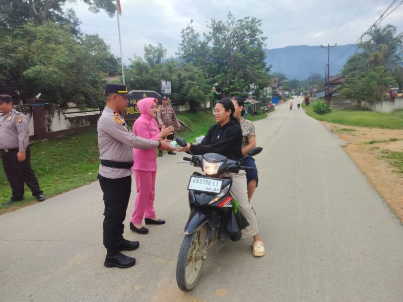 Polisi dan Bhayangkari Air Besar Bagi Takjil Gratis, Warga Sambut Antusias