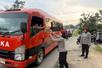 Aksi Humanis Ramadhan, Satreskrim Polres Landak Bagikan Takjil Gratis kepada Warga