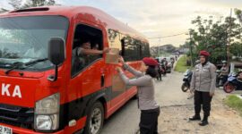 Aksi Humanis Ramadhan, Satreskrim Polres Landak Bagikan Takjil Gratis kepada Warga
