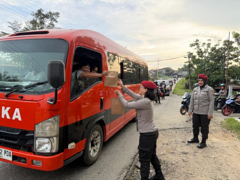 Aksi Humanis Ramadhan, Satreskrim Polres Landak Bagikan Takjil Gratis kepada Warga