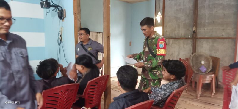 TNI Hadir untuk Warga, Babinsa Jawai Dampingi Pengurusan Akta Kelahiran