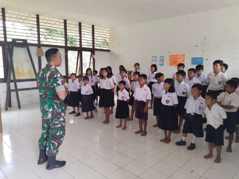 Babinsa Embaloh Hulu Beri Pembinaan Wawasan Kebangsaan kepada Siswa