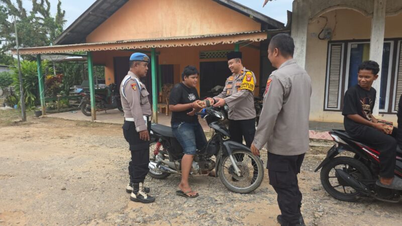 Aksi Sosial Ramadhan, Polsek Manis Mata Bagi-bagi Takjil