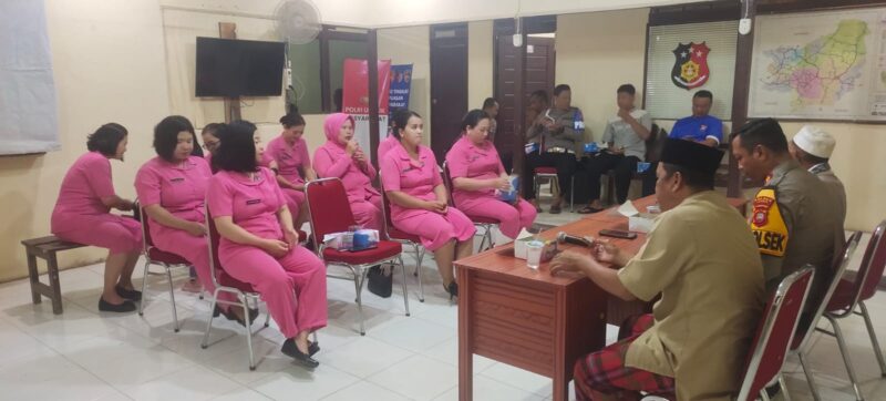 Bhayangkari dan Polsek Menyuke Bukber Bersama Masyarakat