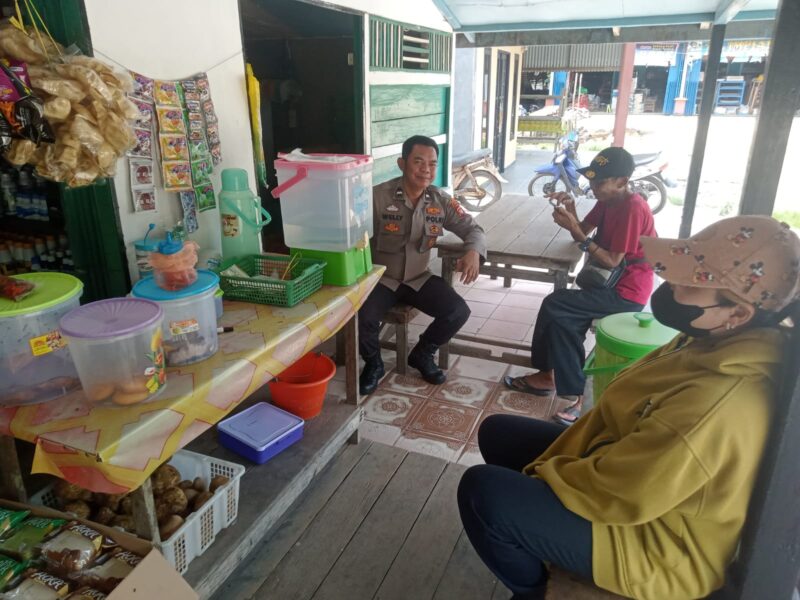 Patroli Humanis Polsek Sebangki, Polisi Ngobrol Santai dengan Warga Saat Patroli Siang