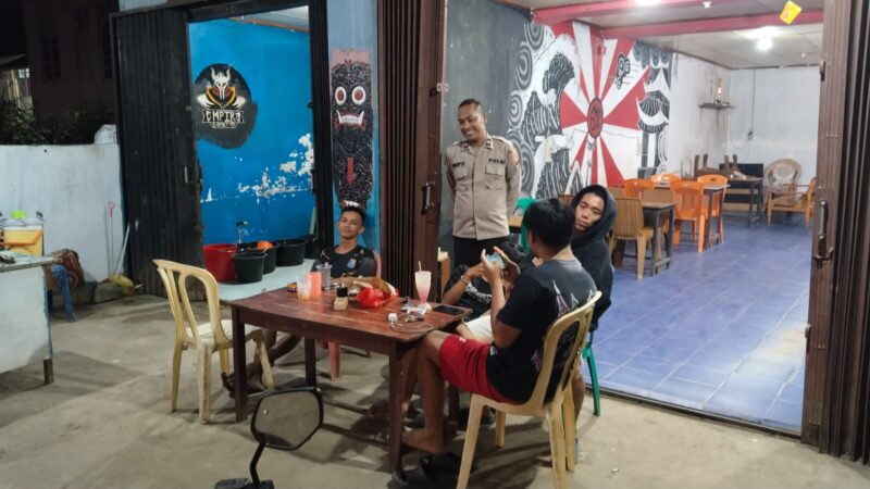 Polisi Sengah Temila Gelar Patroli Malam, Warga Diingatkan Bahaya Penipuan Digital