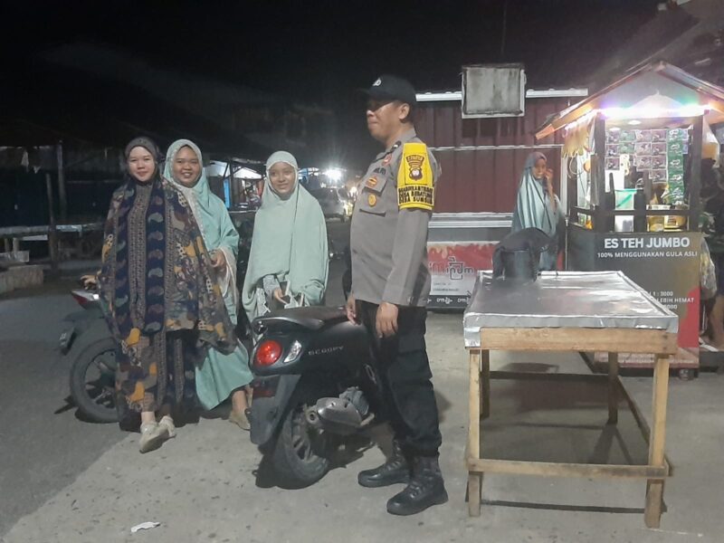 Patroli Malam Polsek Mandor Pererat Silaturahmi dan Tingkatkan Keamanan Warga