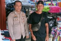 Polisi Humanis Sambangi Toko Pakaian, Polsek Sengah Temila Sampaikan Kamtibmas