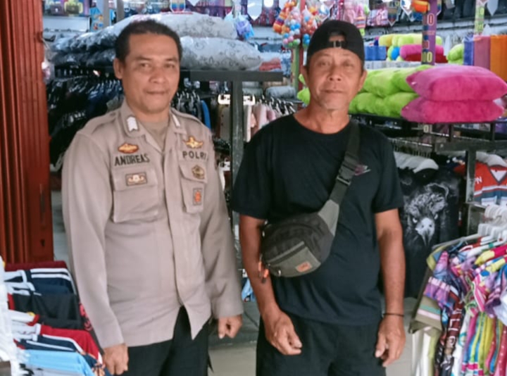 Polisi Humanis Sambangi Toko Pakaian, Polsek Sengah Temila Sampaikan Kamtibmas