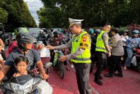 Jelang Berbuka Puasa, Polisi Bagikan Takjil untuk Warga di Tugu Digulis