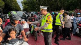 Jelang Berbuka Puasa, Polisi Bagikan Takjil untuk Warga di Tugu Digulis