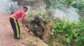 Babinsa Pasiran Bersama Warga Gelar Kerja Bhakti Drainase, Lingkungan Lebih Bersih