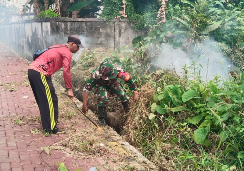 Babinsa Pasiran Bersama Warga Gelar Kerja Bhakti Drainase, Lingkungan Lebih Bersih