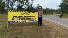 Polres Melawi Pasang Spanduk Imbauan Kurangi Kecepatan di Titik Rawan Kecelakaan