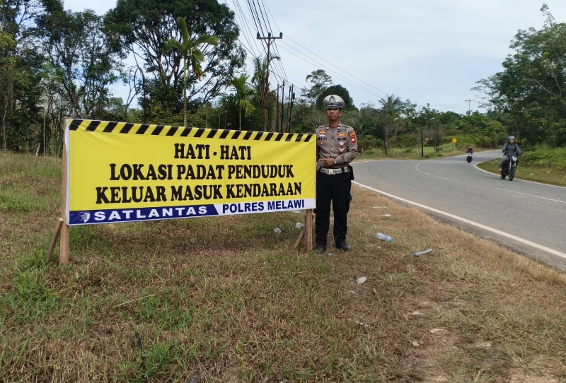 Polres Melawi Pasang Spanduk Imbauan Kurangi Kecepatan di Titik Rawan Kecelakaan