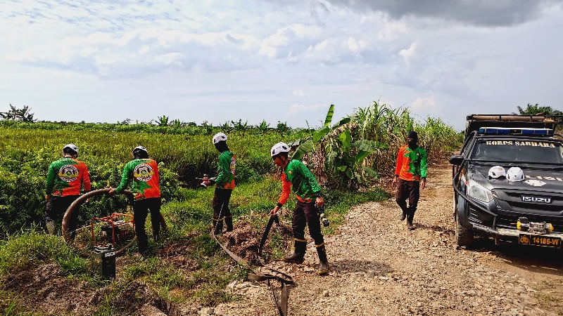 Tim SAR Dit Samapta Polda Kalbar Padamkan Karhutla di Sungai Kakap Kubu Raya