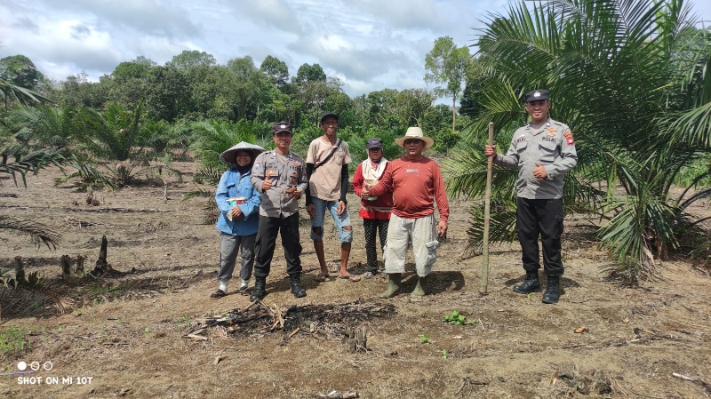Polsek Menjalin Bersama Warga Desa Raba Tanam Jagung Dukung Swasembada Pangan 2026