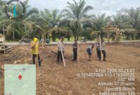 Polsek Air Besar dan Poktan Tembawang Ayunk Bersinergi Tanam Jagung 2 Hektare