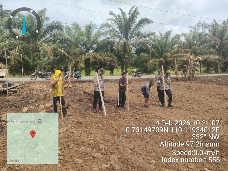 Polsek Air Besar dan Poktan Tembawang Ayunk Bersinergi Tanam Jagung 2 Hektare