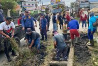 Lurah Kapuas Kanan Hilir Gerakkan Warga Bersihkan Drainase untuk Antisipasi Banjir