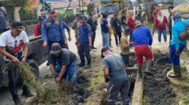 Lurah Kapuas Kanan Hilir Gerakkan Warga Bersihkan Drainase untuk Antisipasi Banjir