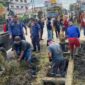 Lurah Kapuas Kanan Hilir Gerakkan Warga Bersihkan Drainase untuk Antisipasi Banjir