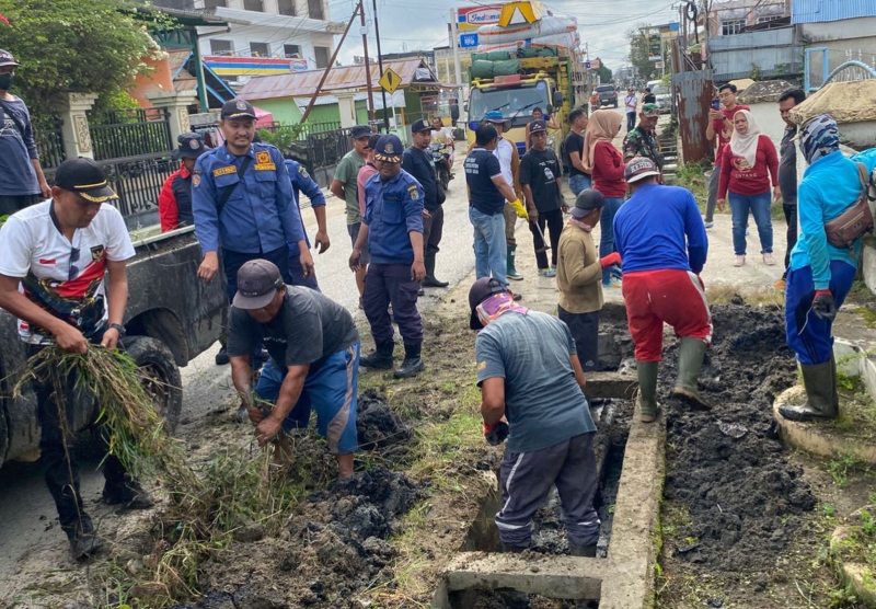 Lurah Kapuas Kanan Hilir Gerakkan Warga Bersihkan Drainase untuk Antisipasi Banjir