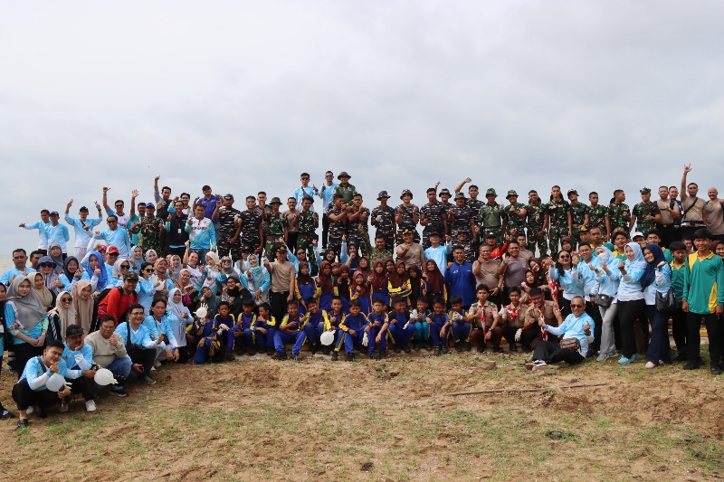 Dukung Gerakan ASRI, Polres Ketapang dan Forkopimda Bersama Pelajar Bersihkan Pantai Pecal