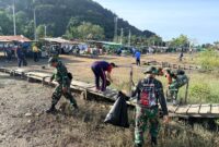 Aksi Bersih Pantai di Desa Sinam, Koramil Pemangkat Bersinergi Jaga Kelestarian Pesisir Sambas