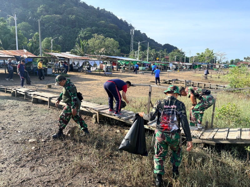 Aksi Bersih Pantai di Desa Sinam, Koramil Pemangkat Bersinergi Jaga Kelestarian Pesisir Sambas