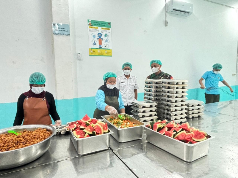 Babinsa Mukok Kawal Program Makan Bergizi Gratis untuk Ribuan Siswa