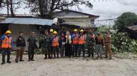 Babinsa Kelurahan Jawa Kawal Pangkas Pohon di Terminal Induk Singkawang