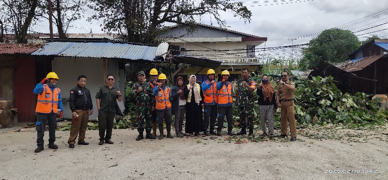 Babinsa Kelurahan Jawa Kawal Pangkas Pohon di Terminal Induk Singkawang