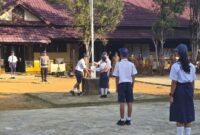 Polisi Jadi Pembina Upacara di SMPN 2 Mandor, Tanamkan Disiplin Siswa