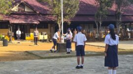 Polisi Jadi Pembina Upacara di SMPN 2 Mandor, Tanamkan Disiplin Siswa