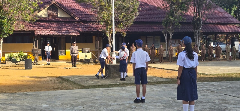Polisi Jadi Pembina Upacara di SMPN 2 Mandor, Tanamkan Disiplin Siswa