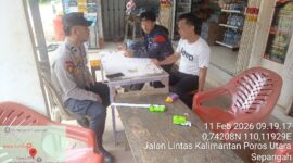Patroli Siang Polsek Air Besar: Polisi Sapa Warga, Perkuat Keamanan Lingkungan