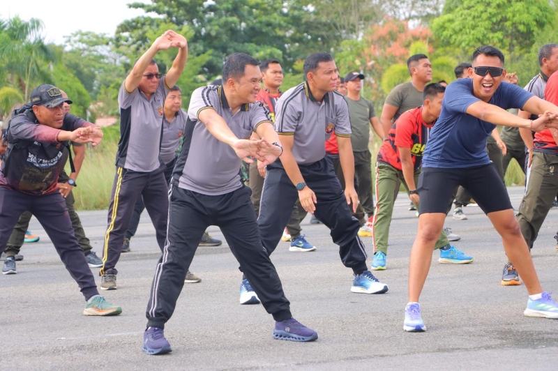 Olahraga Bersama TNI-Polri di Lapter Sintang Perkuat Sinergi dan Kepedulian Lingkungan